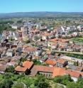 Researchers from the University of Santiago de Compostela have analyzed levels of radon, a natural radioactive gas, in 58 secondary schools in Galicia. The results show that 34 percent of these schools exceed the limit of 400 Bequerels/m3 recommended by the European Union. Excessive inhalation of radon is associated with lung cancer.