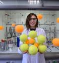 Yellow tennis balls symbolise crystal lattice of the microporous material resulting from self-assembly of nanoclusters. Orange balls imitate gas molecules that can adsorb in this material. The presentation is performed by Katarzyna Sołtys, a doctoral student from the Institute of Physical Chemistry of the Polish Academy of Sciences in Warsaw